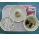 日本人「唐揚げ１個の給食可哀想」自治体「撮り方の問題だから今後は撮り方を工夫する」