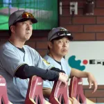 阪神　藤川監督「そこは自分の責任」　本塁打確信で走らず　フェン直でシングルヒットとなった佐藤輝明の走塁に