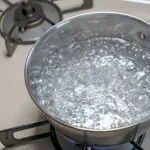 理科の先生「水は100℃で水蒸気になります」ガキワイ「なんでコップの水は蒸発するの？」