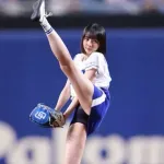 【画像】岡田紗佳の始球式www