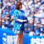 篠崎愛さん(33)、ミニスカで始球式に登場