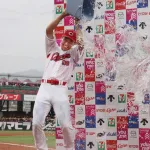 カープ坂倉将吾×中村奨成（元捕手のライバル）がヒーローインタビューで水かけ！小園＆末包が仕掛け人
