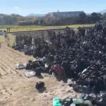【画像】撮り鉄 得体の知れない集合体になるwwwwwwww
