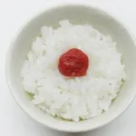 【朗報】自衛隊の広報「自衛隊に入ればなんと毎日ご飯が食べられます！1日3食も！」