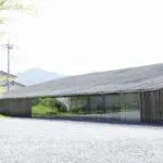 隈研吾氏が手掛けた広重美術館の木製屋根が劣化、アルミ製に改修へ