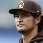 【画像】ダルビッシュ有さん、アレを隠す禁断の髪型に手を染めてしまう・・・・・・・・・