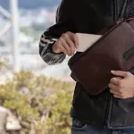 【画像】イケメン「ボディバッグは今すぐ捨てて下さい。ダサすぎる非モテファッションの代表格」