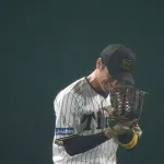 近本、グローブくんに話しかけるwwww