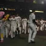 阪神、接戦を制して３連勝＆貯金１０！佐藤輝明が先制二塁打、才木浩人が巨人戦６連勝で今季６勝目