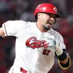 カープ末包、プロ初2番で7号同点ホームラン！坂倉3号に続く一発で同点！！