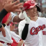 カープ中村奨成、3号逆転2ランホームラン！ヤクルト奥川恭伸からキャリアハイ更新弾！！