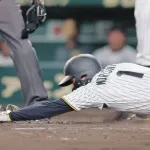 【巨人】甲斐拓也「絶対タッチしてます。どこでどうセーフになったか」リプレー検証で判定覆ったことに”不満”もらす
