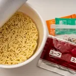 カップ麺「このスープは後入れで蓋の上で温めて！かやくとスープは先入れ！」