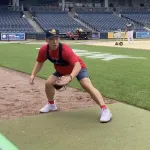 吉田正尚さんファーストミットを持って一塁の練習中