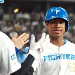【日本ハム】万波中正　超ファインプレー！　大飛球をジャンピングキャッチでエース伊藤救った