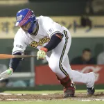 紅林弘太郎までも…６回の打席で左すね付近に死球受け途中交代
