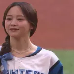 森香澄が赤面、声にならない声漏らしマウンド上にうずくまる　ファーストピッチで大暴投