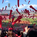 広島阪神戦のズムスタで修学旅行生に悲劇起きる。ジェット風船を膨らますも虎の猛攻で飛ばせず帰宅