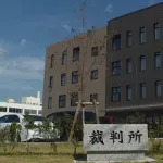ガキ（授業中にPCで動画見る。掃除しないで注意されたら教師を蹴る)を羽交い締めにした教師に無罪判決