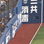 度会、ファールフライを追い越してバンザイ　昨日は上手かったのに…ｗ