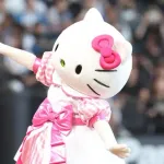 【日本ハム】ハローキティがトコトコ登場→コロコロ投球→オロオロ動揺も無事に大役務める