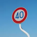 【疑問】制限速度40km ←誰も守ってないのに警察もスルーする謎ｗｗｗｗｗ
