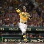 阪神・佐藤輝　２４号Ｖ２ラン！８４試合目でキャリアハイ並んだ　「全然狙っていない」も今季初聖地右翼席弾に確信バット投げ