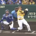 大山悠輔さん、トンデモないクソボールを空振り→先制タイムリーヒットwwwwwww