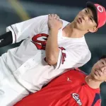 カープ中村奨成、右肩負傷で病院へ。