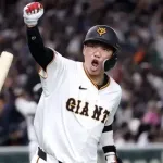 【悲報】坂本勇人さん、内野手全員が集まってるのに一人だけサードで腕組んでて草
