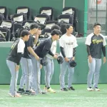【巨人】阿部監督が阪神ナインに囲まれる