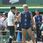 画像　ロッテ西川史礁さん、ガチムチにロックオンされてしまう