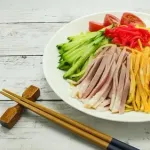 【疑問】『麺類』『中華料理』を好むお前らが冷やし中華を微妙に嫌う理由wwwww