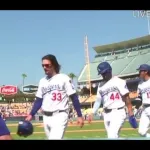 【動画】大谷翔平さん、ベンチに引き上げる前にベッツを待ち慰める