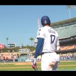 【動画】大谷翔平さん、ベンチに引き上げる前にベッツを待ち慰める