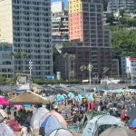 【悲報】東京の海水浴場、超絶大混雑wwwリアルに芋洗い状態