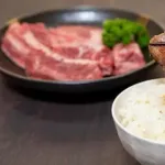 日本人「焼肉屋で米は頼まない、腹がふくれるから」←これ