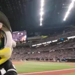 マーくん、新庄監督のスクイズグラサンをいじる