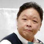 【悲報】伊集院光、電車で席を譲られ「どうぞ」にイラッ「おかしくない？おまえ降りるんだよね・・・？」