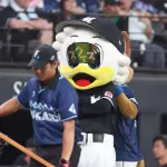 マスコットのマーくんが新庄監督のものまね披露　サングラスに「スクイズ」の文字