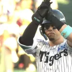 佐藤輝明、暫定”三冠王”に