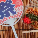 お祭りいってきた。焼きそば600円、イカ焼き800円、あんず飴500円。ワイはもうお祭り行けない