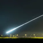 レーザービームで8.6km先に電力を届けることに成功、送電線が不要へ