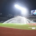 【珍事】首位攻防戦に突然〝水入り〟　エスコンフィールド北海道のスプリンクラーが作動　