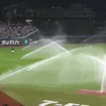 エスコンフィールド、試合中に放水機が作動するハプニングｗｗｗｗ