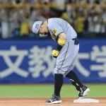 阪神　佐藤輝明が勝ち越しの適時二塁打！低めの変化球を右手一本で右越えへ　神宮に響いた盛大な「テル」コール