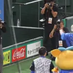 DeNA京田陽太さん、ヒーローのビシエドをベンチで待ってハイタッチで祝福