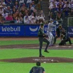 大谷翔平、第二打席で14打席ぶりのヒット！バットを折りながら内野安打