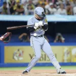 阪神・坂本誠志郎が珍しく怒りあらわ　木沢尚文の厳しい内角攻めで死球　にらみつける