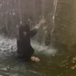 【動画】トー横女子、暑すぎて狂うwwwwwwwwwwwwwww
